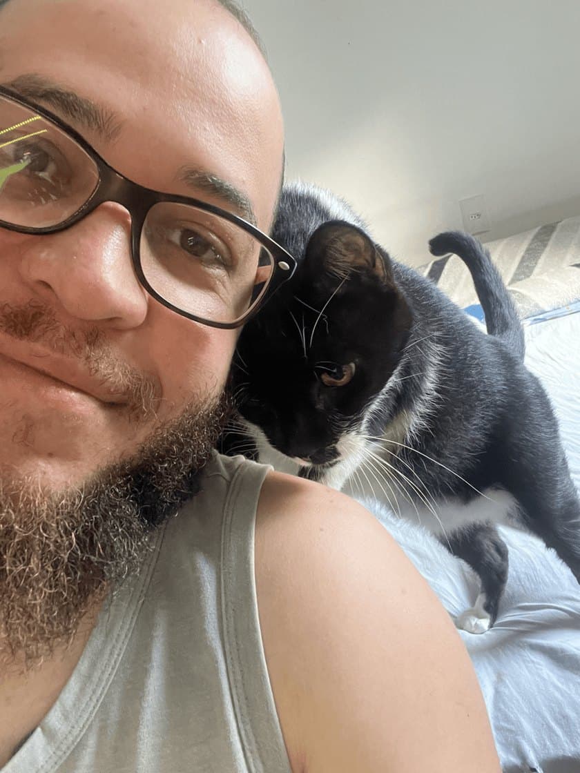 Daniel Ferreira com Steve, seu gato frajola, no ombro